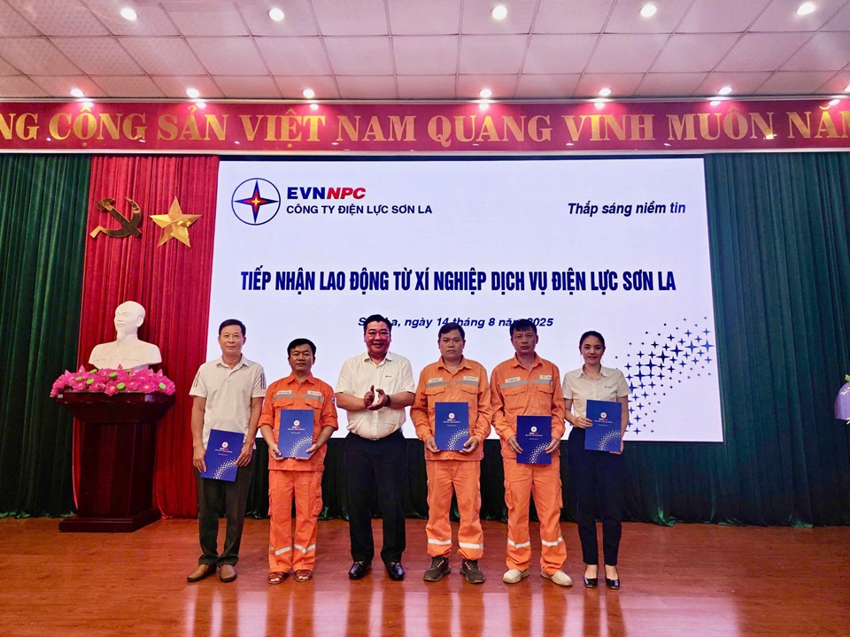 Công ty Điện lực Sơn La tiếp nhận 05 lao động từ Xí nghiệp Dịch vụ Điện lực Sơn La.